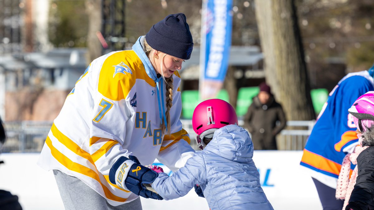 LIUWHockey's tweet photo. Learn to skate outside @UBSArena! There's nothing more rewarding than giving back to the community!

@LIUAthletics | @NCAAIceHockey https://t.co/SR4r1RUDyS