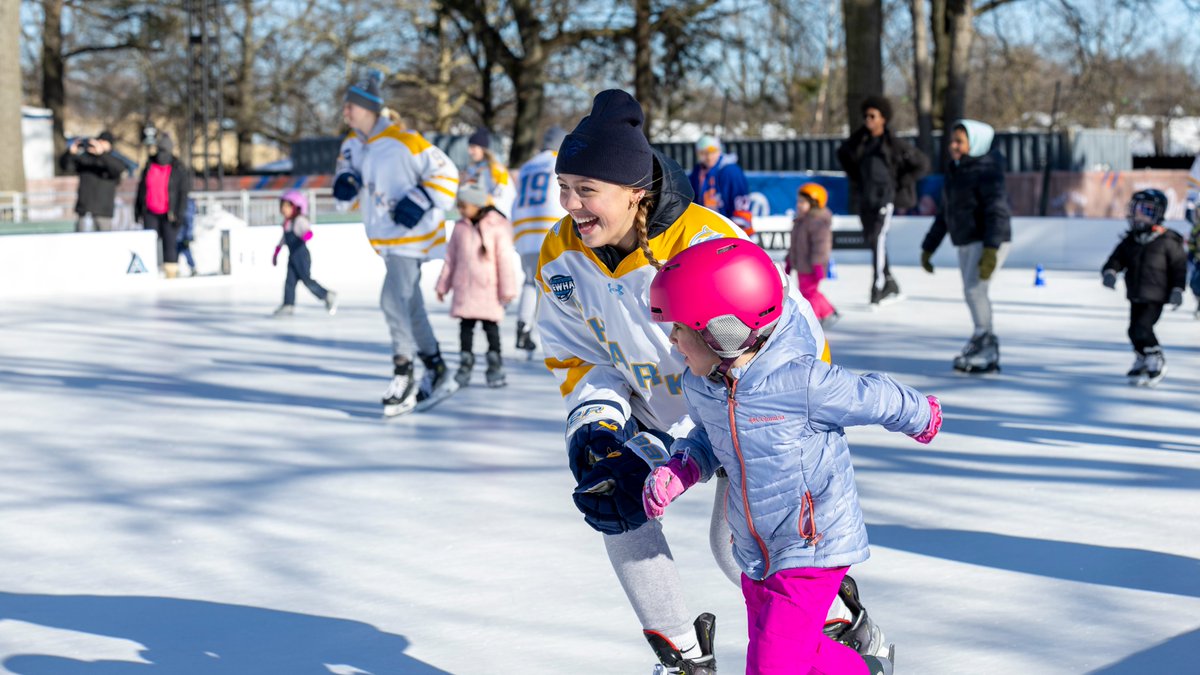 LIUWHockey's tweet photo. Learn to skate outside @UBSArena! There's nothing more rewarding than giving back to the community!

@LIUAthletics | @NCAAIceHockey https://t.co/SR4r1RUDyS