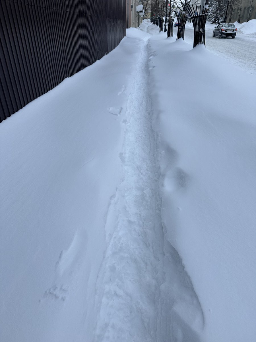 люблю зиму❄️ и эти сугробы за последние 2-3 дня - кайф! в моем детстве они были такие же огромные☃️ если бы не работа - гуляла бы целыми днями и радовалась🌨️