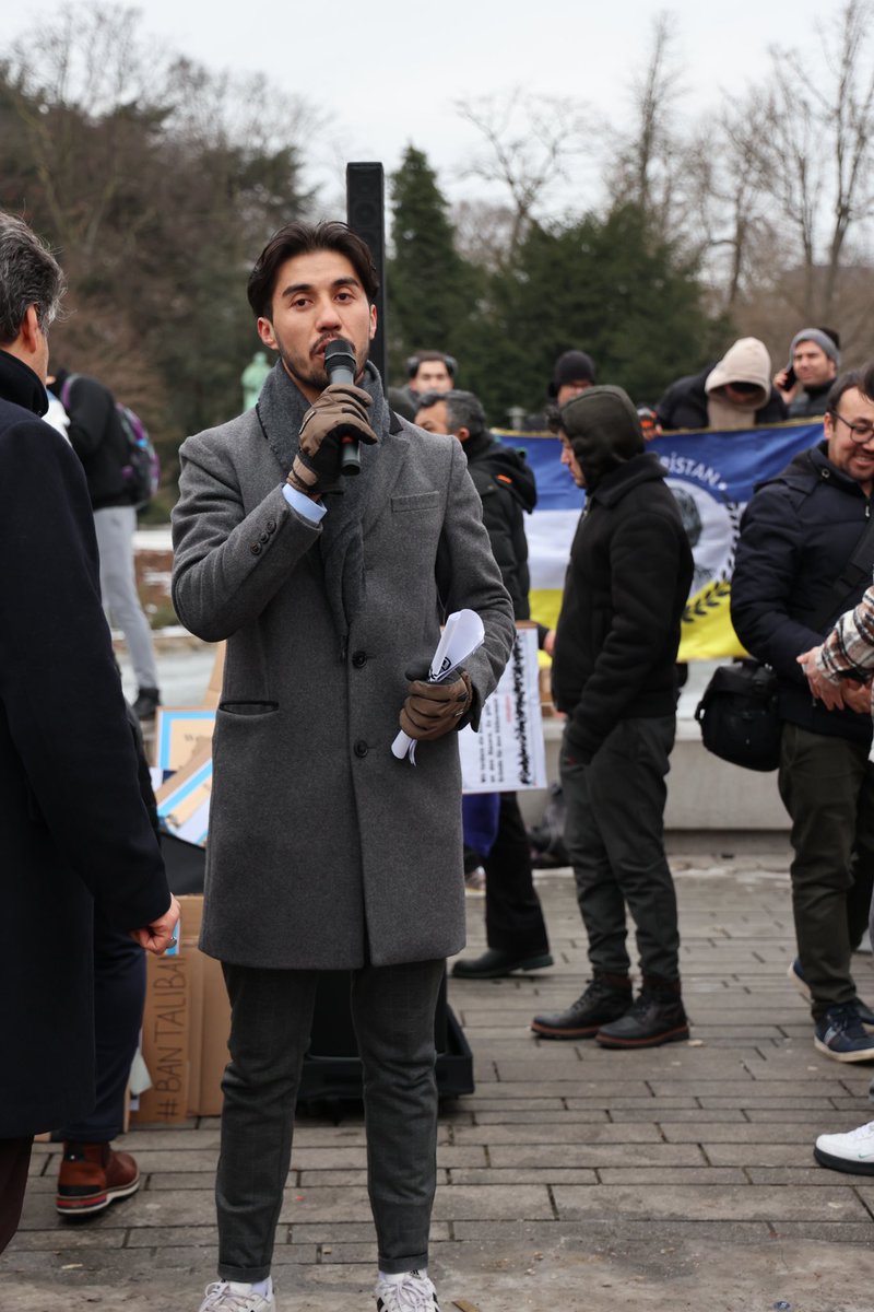 RezaiHakim's tweet photo. مسیر ما مشخص است و به راه مبارزه ادامه می‌دهیم،
آزادی را کسی با ما هدیه نمی‌دهد باید برایش مبارزه کنیم!

#StopHazaraGenocide https://t.co/0yUCBRhnrS
