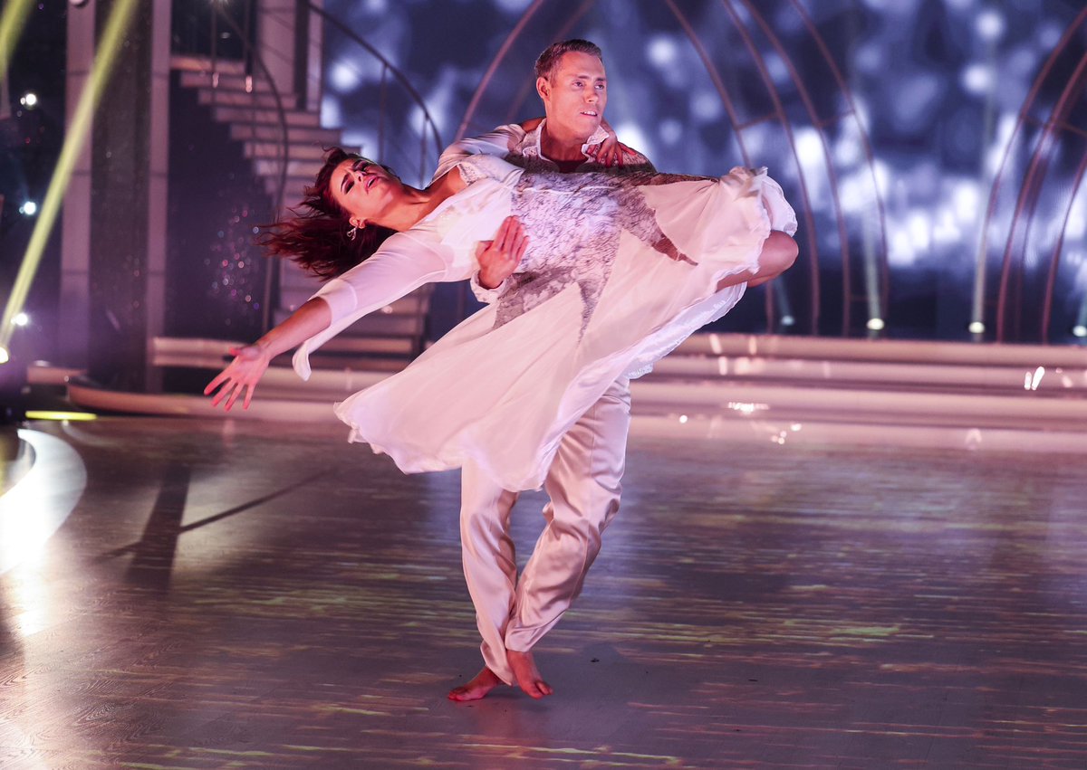 DWTSIRL's tweet photo. A beautifully brilliant contemporary ballroom from Jason and Karen 💖 24 points! #DWTSIRL https://t.co/oUTo6uVQH3