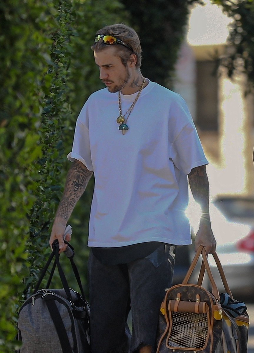 journavhl's tweet photo. THIS justin bieber omg https://t.co/mLVTasFXIS