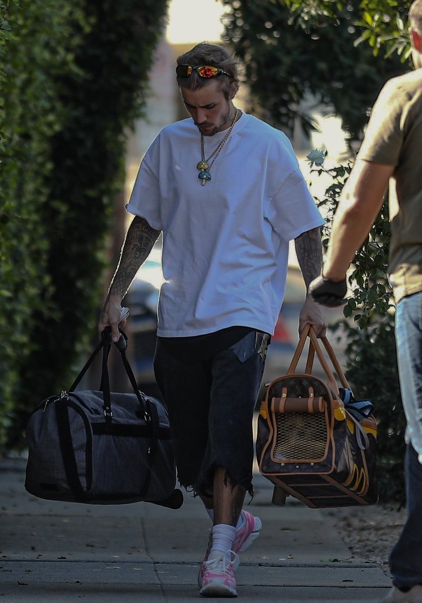 journavhl's tweet photo. THIS justin bieber omg https://t.co/mLVTasFXIS