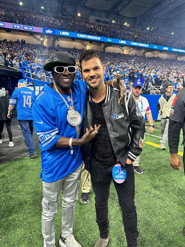 FlavorFlav's tweet photo. NICE TO MEET YA,,, WHERE YA BEEN,,, LETZ HOPE THESE @Lions SHOW US INCREDIBLE THINGS
 @taylorlautner https://t.co/EoYv754XKt
