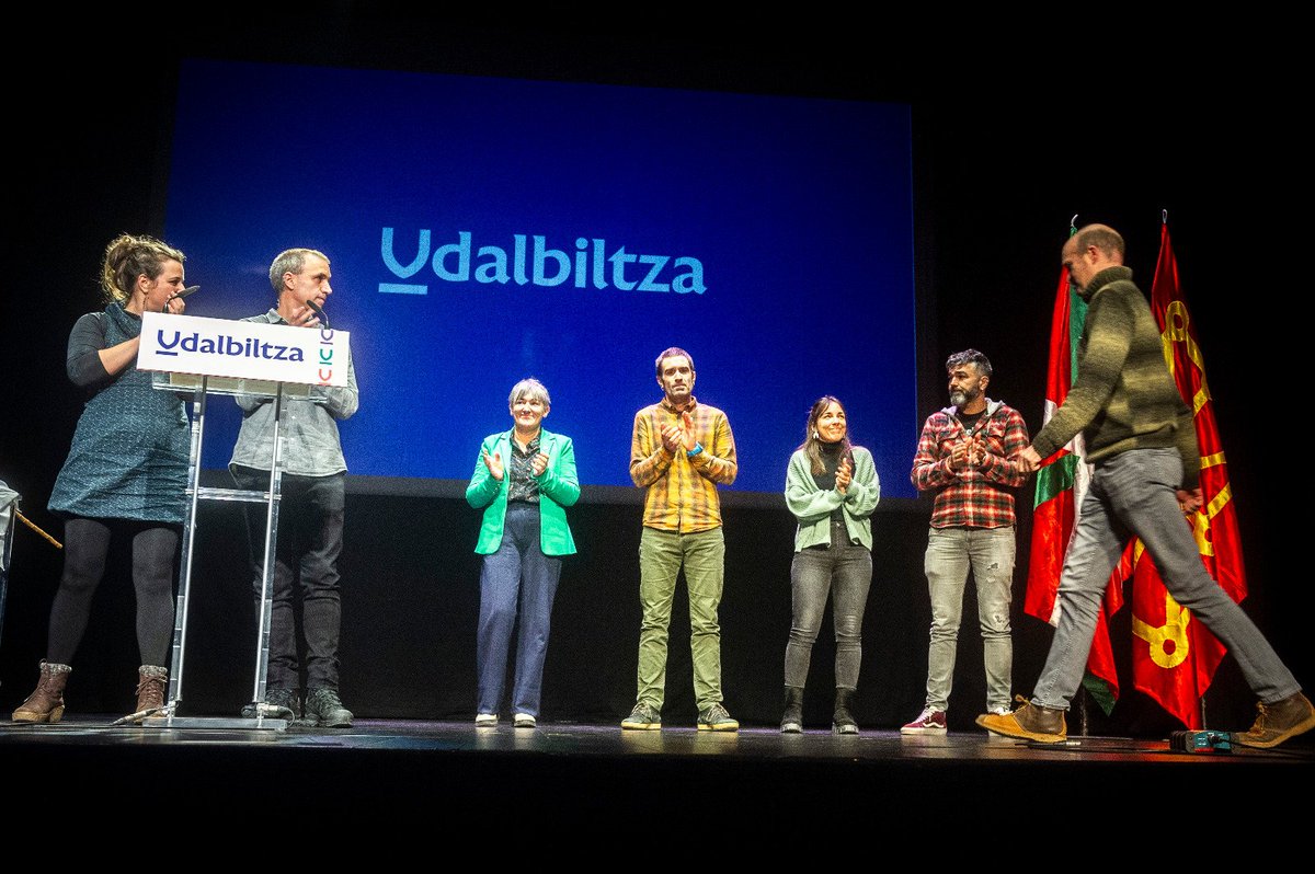 Mende laurden. Erraz esaten da. Zorionak 25 urte hauengatik, @Udalbiltza! Udalerrietako lanak duen gaitasun eraldatzailearen erakusle izan dira urte hauek.

Dena aldatzen da, bai; eta aldatzen den horretara egokitzeko bada gorputza, bada bihotza.

Bide oparoa izan dadila!