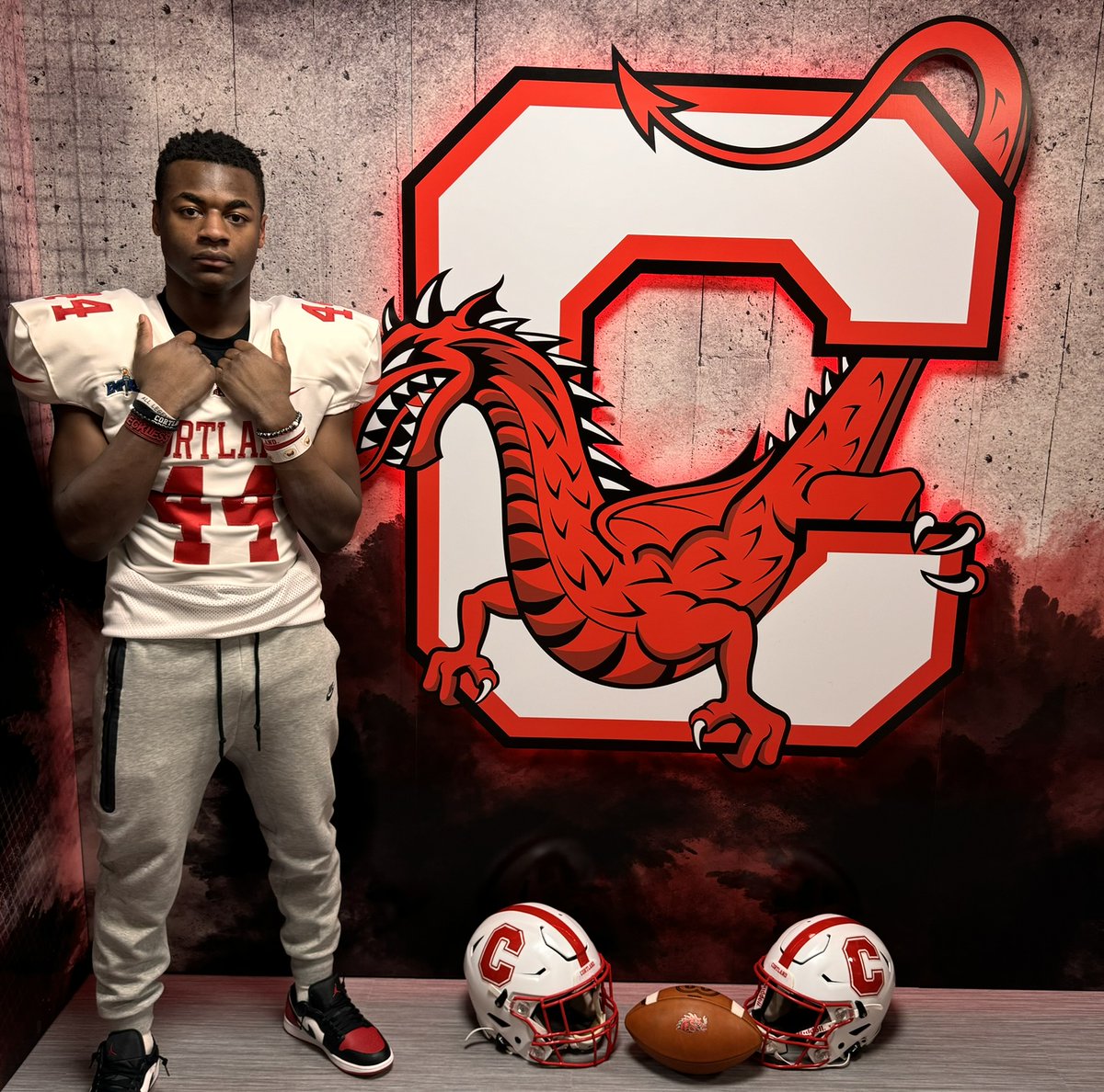 Had a great official visit @CortlandFB yesterday. Thank you @_CoachFitz @coach_foley1 and the entire coaching staff for having me. Excited for the fall - Go Dragons! @coachsamwatts @97RyanJones @JonesKicking @Coach_Radke @CBASyrFootball @brucewill15 @flounderr75 @realcoachbruno1