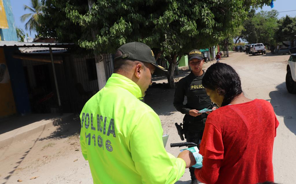 PoliciaDEMAG's tweet photo. En actividades de control en #ElBanco,📢les dimos a conocer a la comunidad las líneas para reportar información sobre los responsables del reciente atentado a nuestra patrulla policial:☎️3203024329 y 3213945224. Garantizamos absoluta reserva, recuerda recompensa de 100.000.000💵 https://t.co/kdSHfO2pmd
