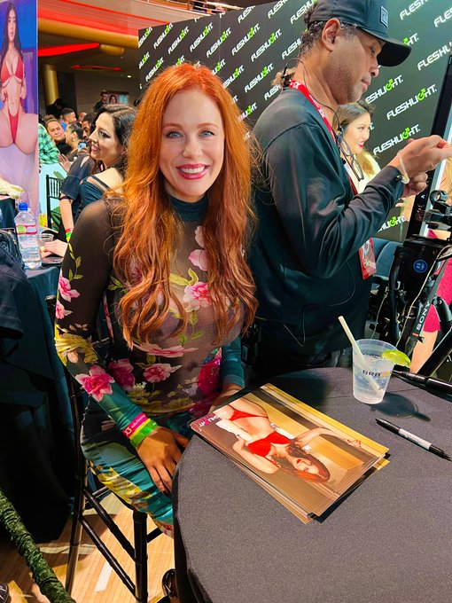 Thank you to everyone who came to see me at @Fleshlight for @x3expo last night! It was so nice meeting<a class="tags" href="/tag/fleshlight">@fleshlight</a><a href="/tag/convertiblegirl"class="tags"><span>#convertiblegirl</span></a><a href="/tag/suvgirl"class="tags"><span>#suvgirl</span></a>