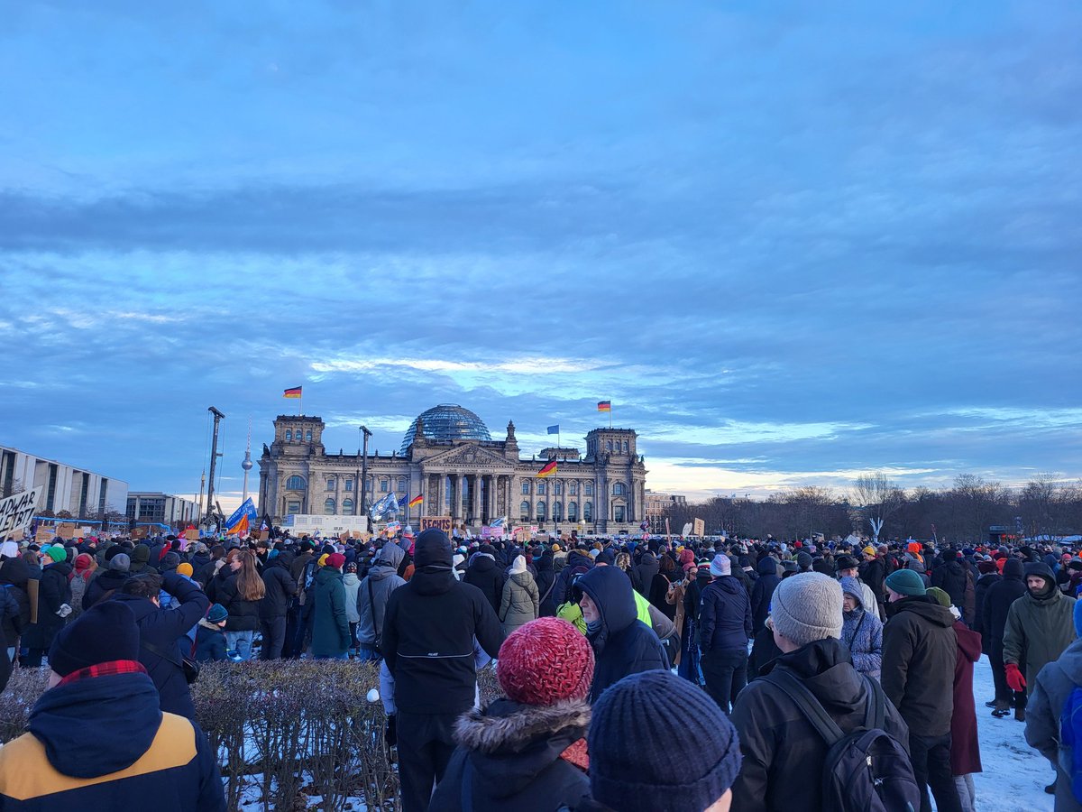Was für eine wunderbare Timeline hier am Wochenende: Aachen, Berlin, Cottbus, Dortmund, Dresden, Erfurt, Flensburg, Halle, Hamburg, Jena, Köln, Leipzig, Luckenwalde, München, Spremberg, Stralsund, Pirna, Radeberg und so viele kleine und große Städte mehr ... #wirsindmehr