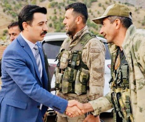 Hilal bıyıklı Kulp Kaymakamı BURAK AKELLER'i tebrik ediyorum. Gerçek bir Devlet Adamı Burak Akeller Türk Milletinin öz evladıdır. Kendisine bir vatansever olarak karşılaşacağı yüksek zorluklar için şimdiden kolaylık diliyorum.