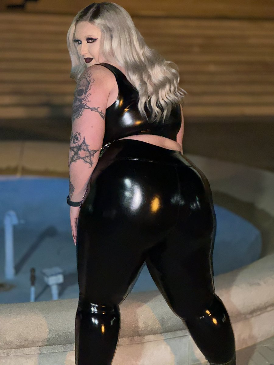 Hope you loves have a great day! 🖤 #leatherleggings #latexleggings #pvcleggings #leather #latex #bimbo #blonde #gothgirl #shiny #alternative #leggings