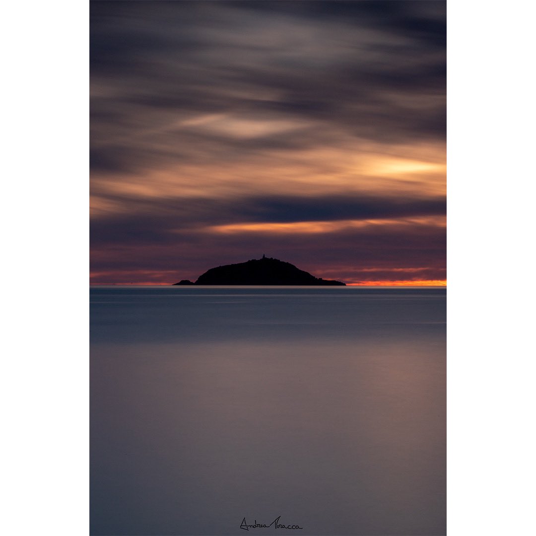 Il Tino
115mm
90 sec
#laspezia #liguria #5terre🇮🇹 #fotografiapaesaggistica #lerici🇮🇹 #landscapephotography #canonphotography #canoneos6dmark2 #golfodeipoeti #laspeziaitaly #nisifilters #nisiitalia #cinqueterre #comunedellaspezia #portovenere #canonitalia #regioneliguria