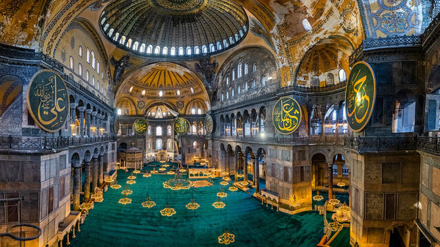 kemalozercom's tweet photo. Ayasofya üst katı ile ilgili bir video gördüm.

Araştırınca iddiaların doğru olduğu gerçeğiyle sarsıldım.

Ayasofya üst kattı 25 Euro karşılığında 15.01.2024 itibari ile sadece yabancıların ziyaretine açılmış.  Türk Vatandaşlarına parasını ödemek istemelerine rağmen ziyaret etmesi ise yasak. Bu da Vakıflar Genel Müdürlüğünün talimatıymış.

@VakiflarGM açıklama bekliyoruz.