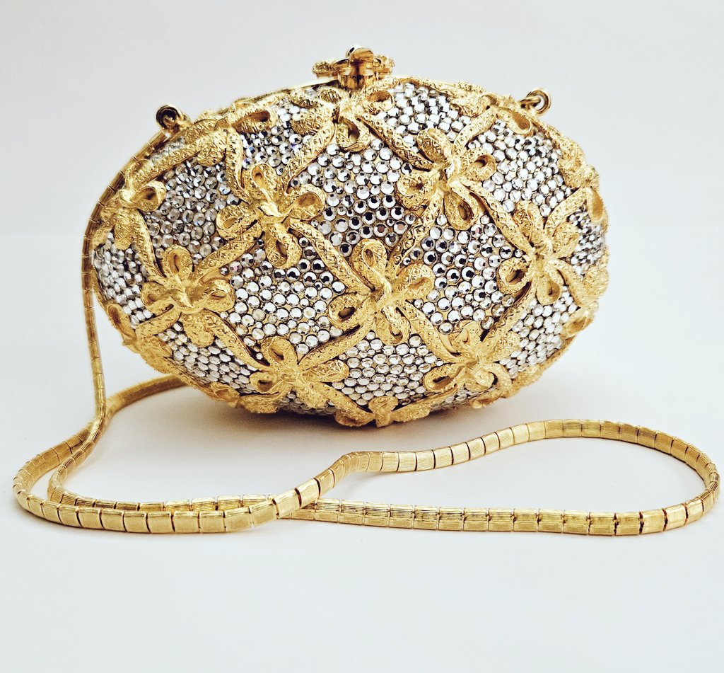 Judith Lieber egg minaudiere purse with crystals,  gold ribbons, and bows

Via @vestiaireco
vestiairecollective.com/women-bags/han…

#judithlieber #handbag #handbags #minaudiere #handbagaddict #purse #vintagepurse #chic #whowhatwear #fashion #purseaddict #dressresponsibly 
#dressostentatiously