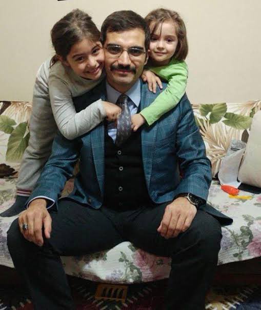 iyiphaber's tweet photo. 💥Sinan Ateş'in 9 yaşındaki kızı Zeynep Banuçiçek Ateş:

📌“Ben koskoca Zeynep Banuçiçek Ateş’im. Senin gibi bir yiğidim. Ablam ve annemin gözünden akan her bir damla, benim için çok daha büyük bir intikam. Bu hayat bir sınav ve ben bu sınavı geçeceğim.” https://t.co/1j49eVjC7I