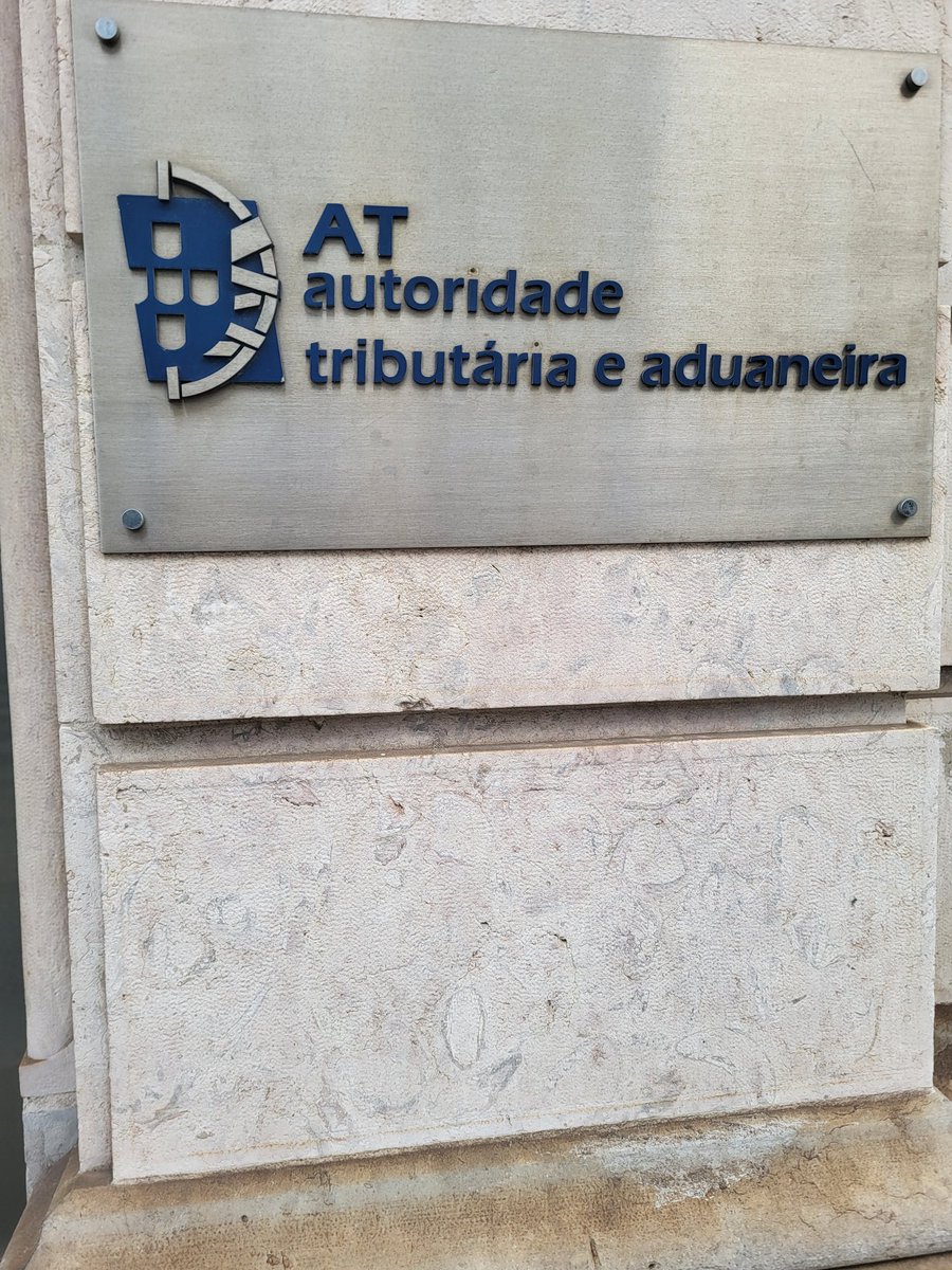 Eu hoje fiz Queixa na PSP do Martim Moniz por homofobia, atração,difamação, roubo, crime continuada etc . então a PSP diz que não vai fazer nada porque não há nada a fazer mas em quê Pais é que eu vivo pago os meus impostos mas vale tudo mesmo tudo LGBTQ morte.