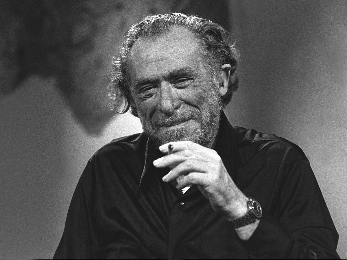 'Un intelectual es el que dice una cosa simple de un modo complicado; Un artista es el que dice una cosa complicada de un modo simple'. Charles Bukowski #Fuedicho