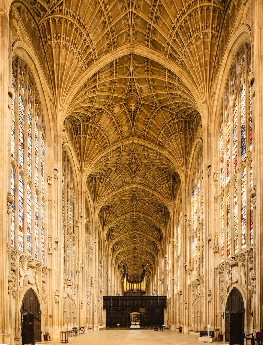 King's College Chapel has the world's largest fan vault. It's considered one of the world’s finest examples of Perpendicular Gothic English architecture. Cambridge. UK 🇬🇧 #architecture