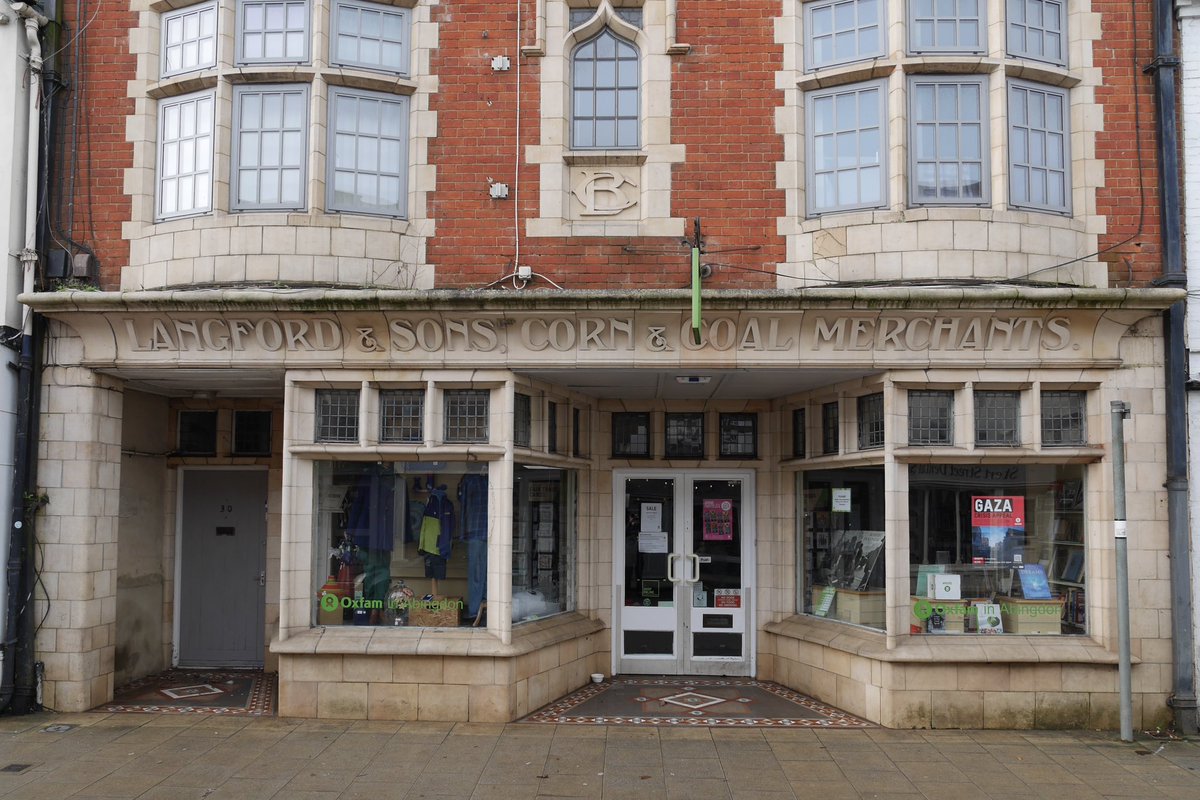 .@staffswayman A very brief sign safari in Abingdon, Oxon, today. Certainly worth a return visit. #SignsOnSunday #SundaySigns son of #FontSunday