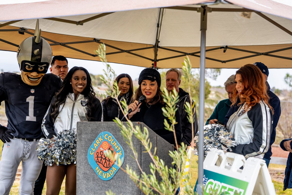 Our @NFLGreen Week continues with the planting of 12 large trees at Cesar Chavez Park to increase shade and reduce the urban heat island effect. 

50 locals also received trees to bring home and plant as part of a neighborhood beautification project. #ItsHappeningHere #SBLVIII