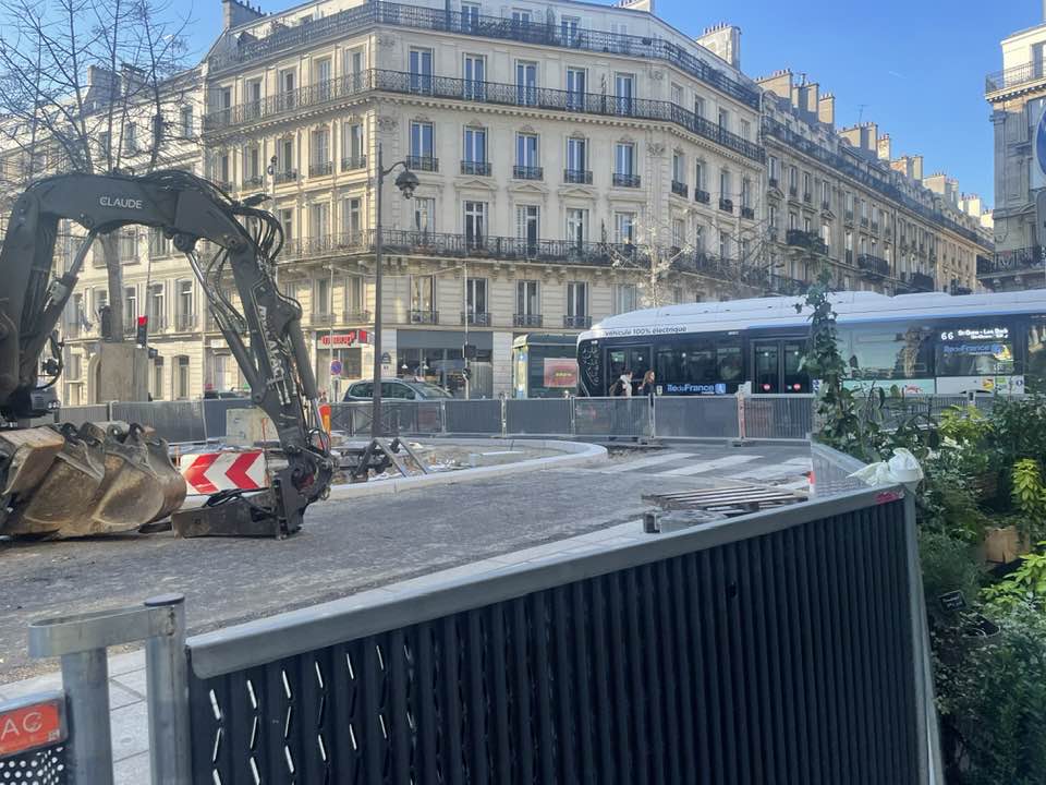 parisienencoler's tweet photo. Place de Dublin détruite à son tour pour être embolisée. Où est  la fontaine Wallace ? #saccageparis https://t.co/BqKBu8aRg2