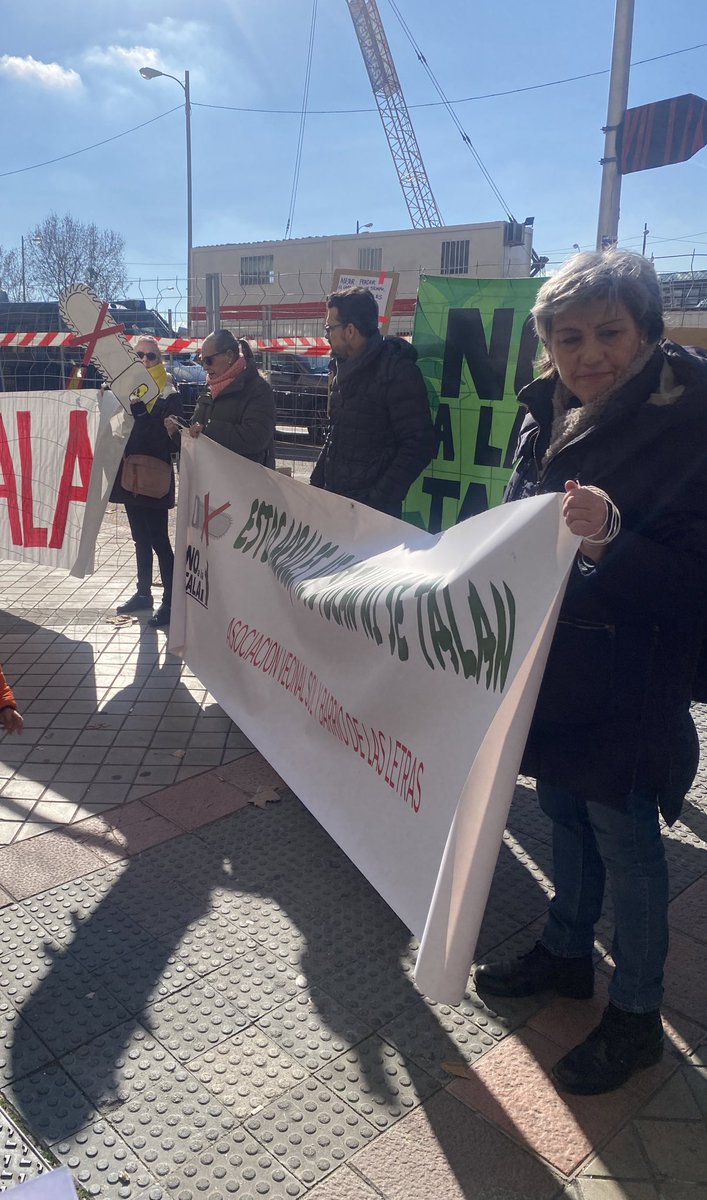 RebecaBrss's tweet photo. Hoy una comunidad de vecinos ha protestado por la tala de árboles que van a hacer en sus calles

Su lema: “NO A LA TALA” https://t.co/fjIYncMUxp