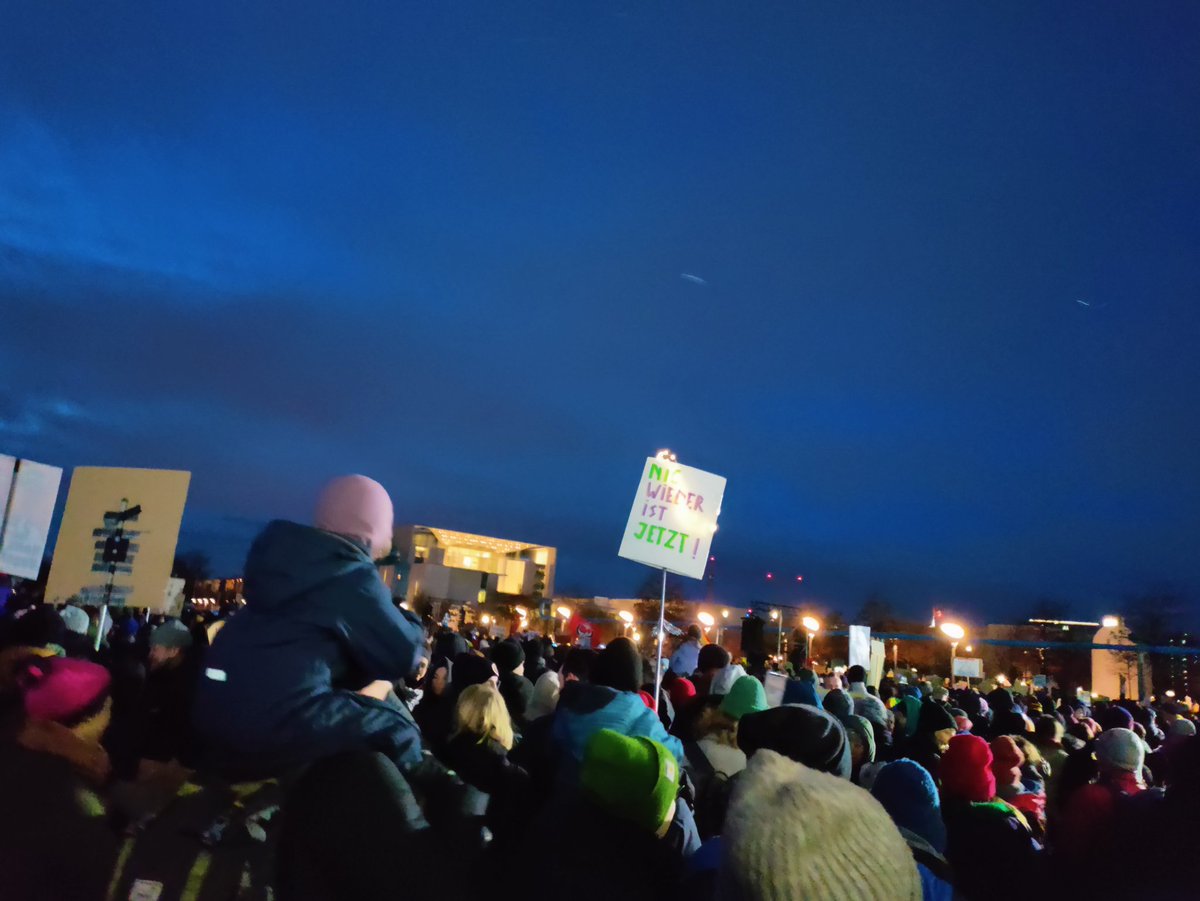Amid over 300,000 at the demonstration against the far right today in Berlin.

#DeutschlandStehtAufGegenRechts  #BerlinStehtAuf #wirsindmehr #NieWiederIstJetzt