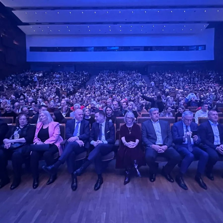 TusekZarko's tweet photo. Dubrovnik Zagrebu❤️🇭🇷💙
Veličanstven koncert u KD Vatroslav Lisinki.
Izniman spoj ljepote dubrovačke kulture, tradicije, moderne glazbe i klasične umjetnosti.
Čast mi je bila biti izaslanikom PHS Gordna Jandrokovića.
@MatoFrankovic @Dubrovnik @IvanVidis @dubravkasuica #radiokaj https://t.co/6hJWuVp5Mk
