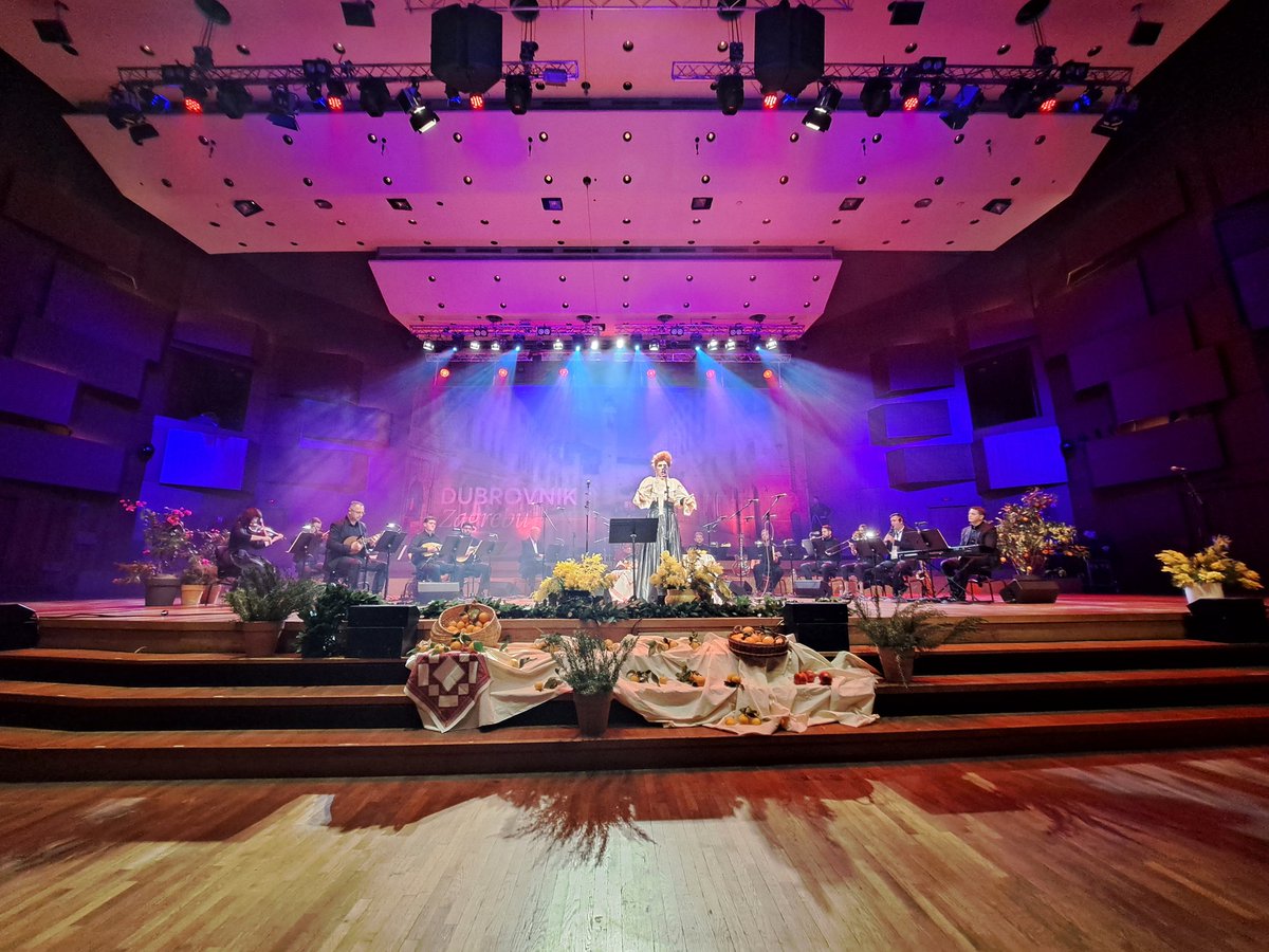 Dubrovnik Zagrebu❤️🇭🇷💙
Veličanstven koncert u KD Vatroslav Lisinki.
Izniman spoj ljepote dubrovačke kulture, tradicije, moderne glazbe i klasične umjetnosti.
Čast mi je bila biti izaslanikom PHS Gordna Jandrokovića.
<a href="/MatoFrankovic/">Mato Frankovic</a> <a href="/Dubrovnik/">Dubrovnik</a> <a href="/IvanVidis/">Ivan Vidiš</a> <a href="/dubravkasuica/">Dubravka Šuica</a> #radiokaj