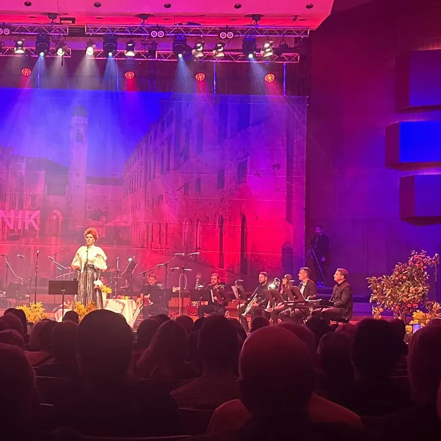 TusekZarko's tweet photo. Dubrovnik Zagrebu❤️🇭🇷💙
Veličanstven koncert u KD Vatroslav Lisinki.
Izniman spoj ljepote dubrovačke kulture, tradicije, moderne glazbe i klasične umjetnosti.
Čast mi je bila biti izaslanikom PHS Gordna Jandrokovića.
@MatoFrankovic @Dubrovnik @IvanVidis @dubravkasuica #radiokaj https://t.co/6hJWuVp5Mk