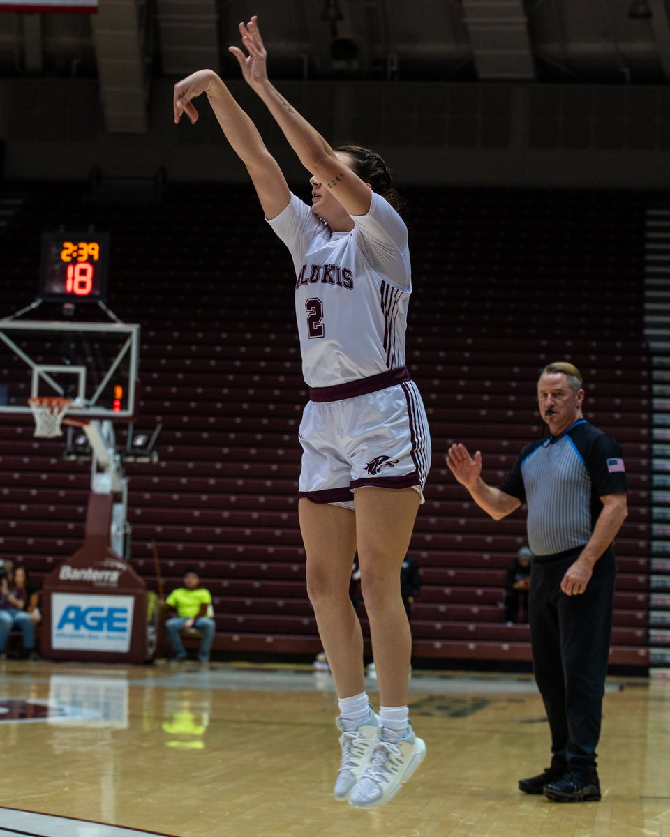 SIU_WBasketball's tweet photo. SNIPER @nonapaige2 🏹

Paige Clubb has 11 points on 3-for-5 shooting from deep in the first half for the Dawgs 🔥 https://t.co/tnqWkR7IRp