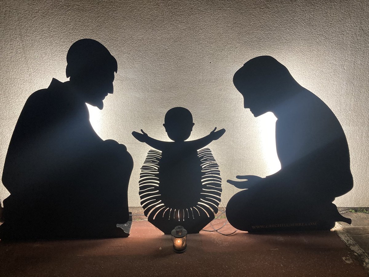 EGennevilliers's tweet photo. La Lumière de la Paix de Bethléem devant la crèche lumière extérieure de l’église ND des Agnettes
Merci aux pionniers et caravelles du groupe @sgdf de Gennevilliers de l’avoir partagée
#PeaceLight https://t.co/7EZsdu1s2N