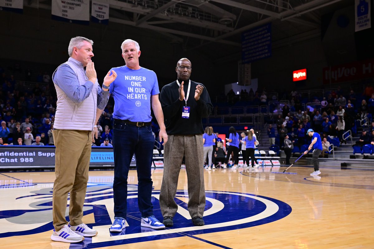 DrakeWBB's tweet photo. We are so proud to honor the family, friends and supports of former Bulldog Lisa Brinkmeyer VanDeventer as recipients of the 𝐌𝐕𝐂 𝐌𝐨𝐬𝐭 𝐂𝐨𝐮𝐫𝐚𝐠𝐞𝐨𝐮𝐬 𝐀𝐰𝐚𝐫𝐝 ‼️

𝐁𝐫𝐢𝐧𝐤'𝐬 𝐁𝐞𝐧𝐜𝐡, your love and support is astounding. Thank you 💙

#BeBlue | #DSMHometownTeam https://t.co/DRNLBCUbxP