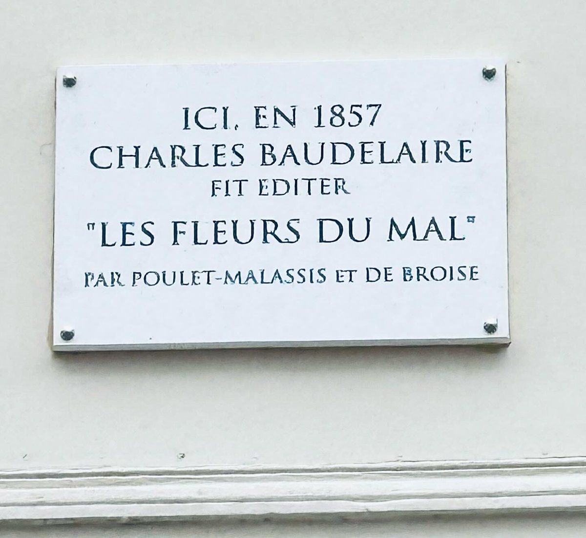 Durchleser's tweet photo. In der 4 Rue de Buci im 6. Arrondissement von Paris wurde dieses berühmte Werk von Baudelaire verlegt… 

#baudelaire #charlesbaudelaire #lesfleursdumal #dieblumendesbösen #paris #ruedebuci #verlag #edition #französischeliteratur #litteraturefrancaise #poesie #france #frankreich https://t.co/KnX8QuIyyF