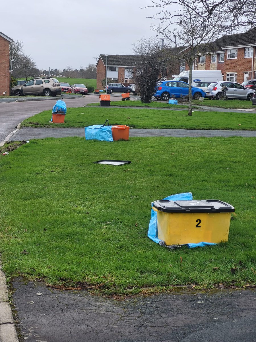 dale_heenan's tweet photo. Good points on the #swindoncommunitynoticeboard on fb this afternoon... I fear for the #missedwastecollections in #covingham & across #Swindon. Warned a few people to take their bags in til Monday. #stormisha could mean our town looks like a scene from #walkingdead 2morrow π https://t.co/y57arDstU1