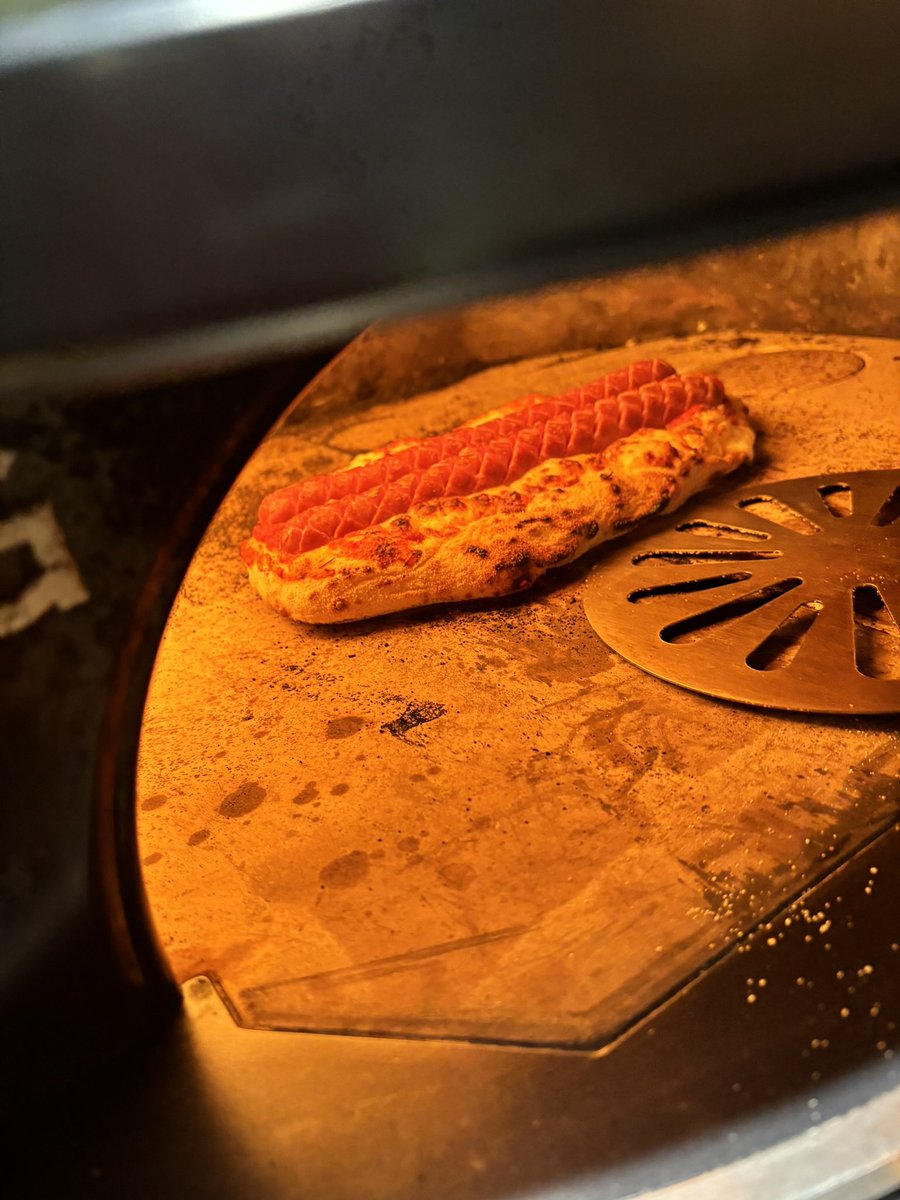 pedrobacon's tweet image. Managed to get a quick cook in tonite after work, bit of a cheat as the mrs made the dough while I was at work. Pizza dogs with fairground style frankfurters. Dead easy, fun, the kids will love them 👍🏻🔥 @gozney @DinosFamous #pizzadogs #cookout