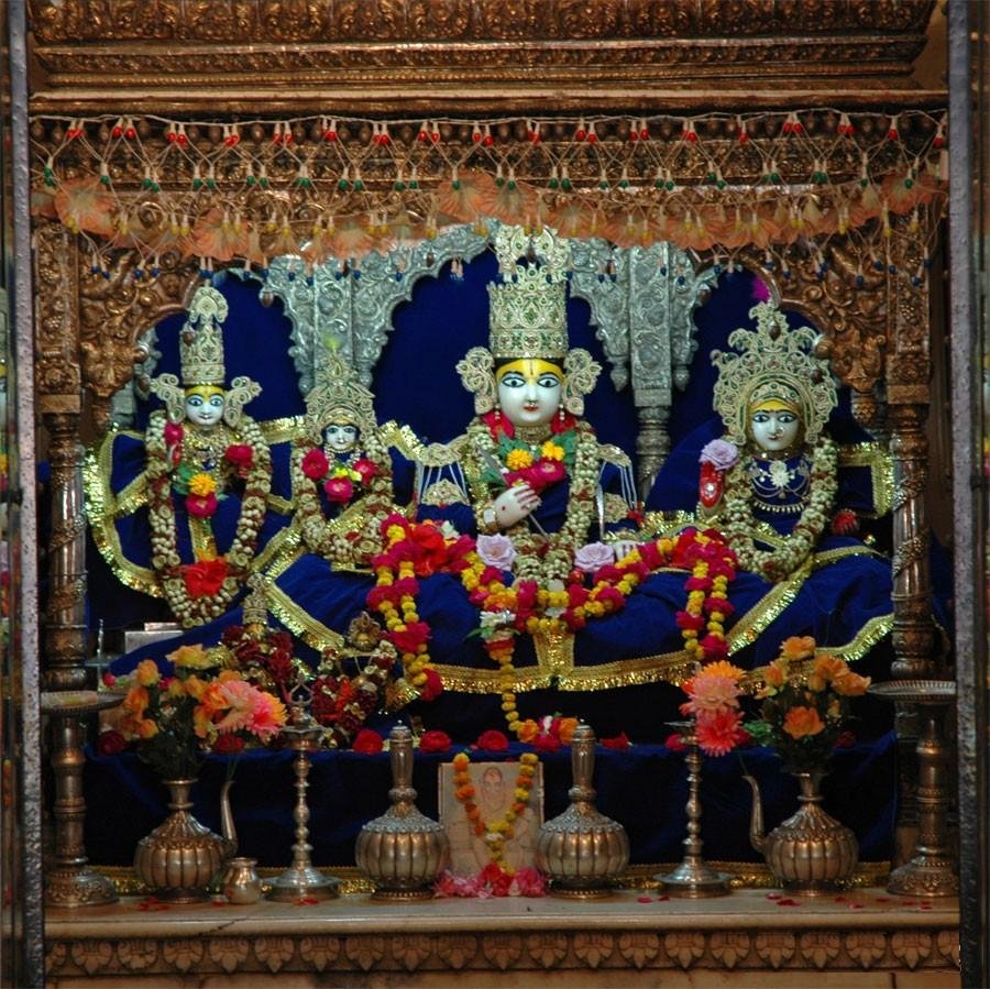 bhadran_'s tweet image. प्रतिज्ञार्णवतरणकृतक्षणभरतमनोरथसंहितसिंहासनाधिरूढ।
स्वामिन्।
राघवसिंह।
❤️❤️❤️❤️
Kanak Bhavan
#स