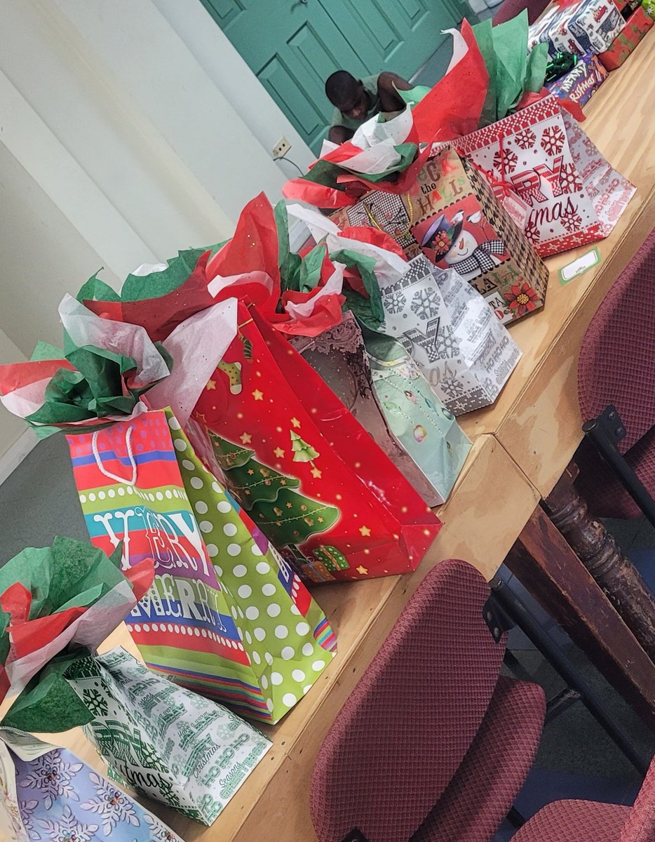 Ren_isRen's tweet photo. Xmas Charity wrapping in session...
#charity #PMOK #giftwrapping #forthekids #bros #markmasonry #fraternity #smib https://t.co/VN35IVgDE9