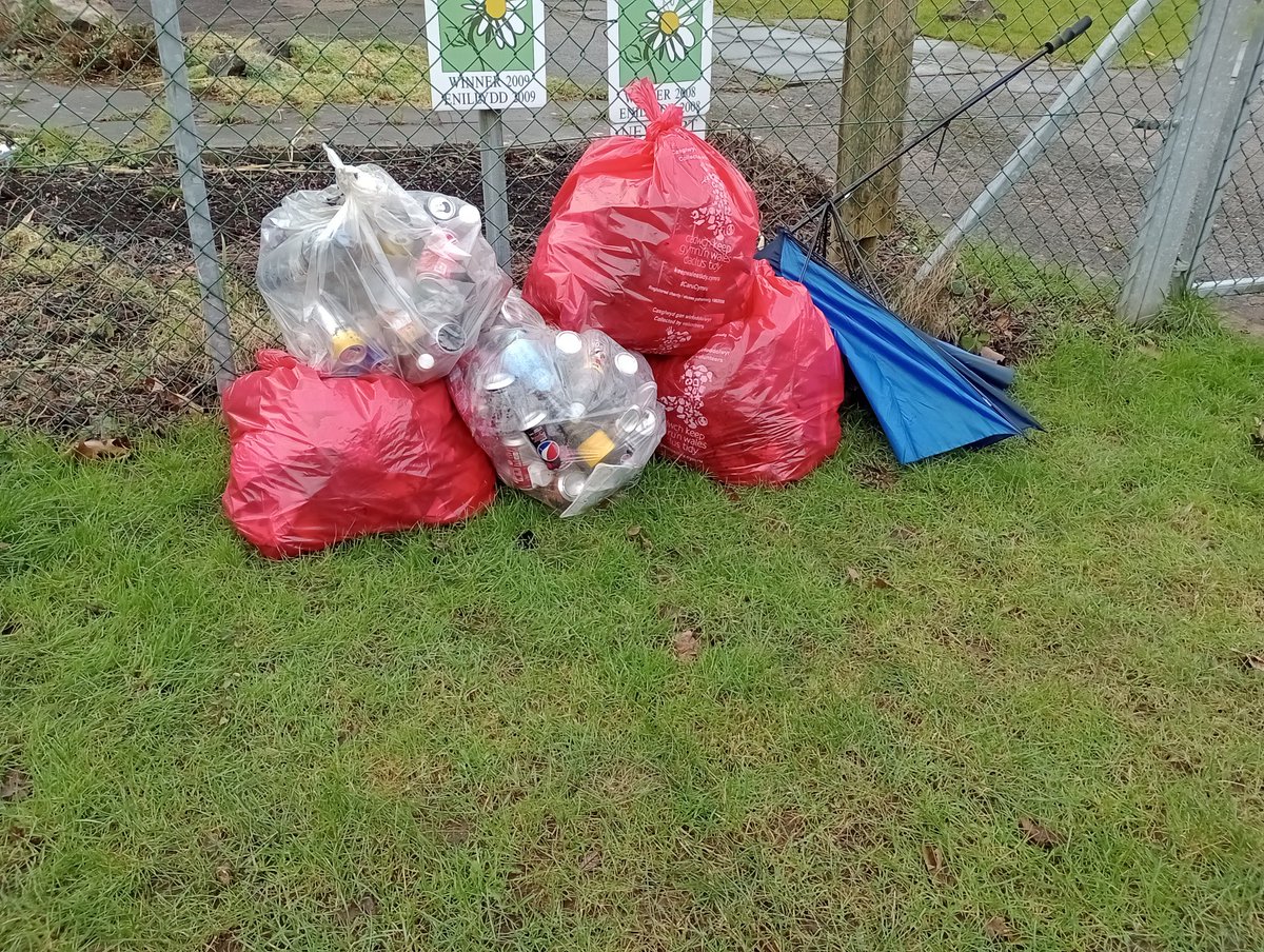 Julie27Rose's tweet photo. Not forgetting going out at 8.00am litter picking this morning π
Just the three of us today, we cleared 21 bags, reported one fly tipping to the local council π
Newport Canal Clean-up and Litter Picking Group π
#keepingthecommunitycleanπ https://t.co/8D5sp8APGi
