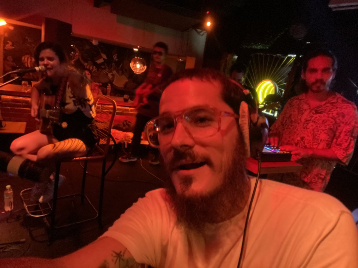 El viernes tocamos una vez más después de mucho con los <a href="/GusanosdelBarro/">Gusanos del barro</a> en un formato medio improvisado. Fue en <a href="/territoriochopp/">El Bar De Los Paraguayos</a> de las mercedes. 

Apenas se pueda lanzamos el álbum.

Dejo acá un adelanto que sacamos hace poquito. youtu.be/Lvud83MZ44g?si…