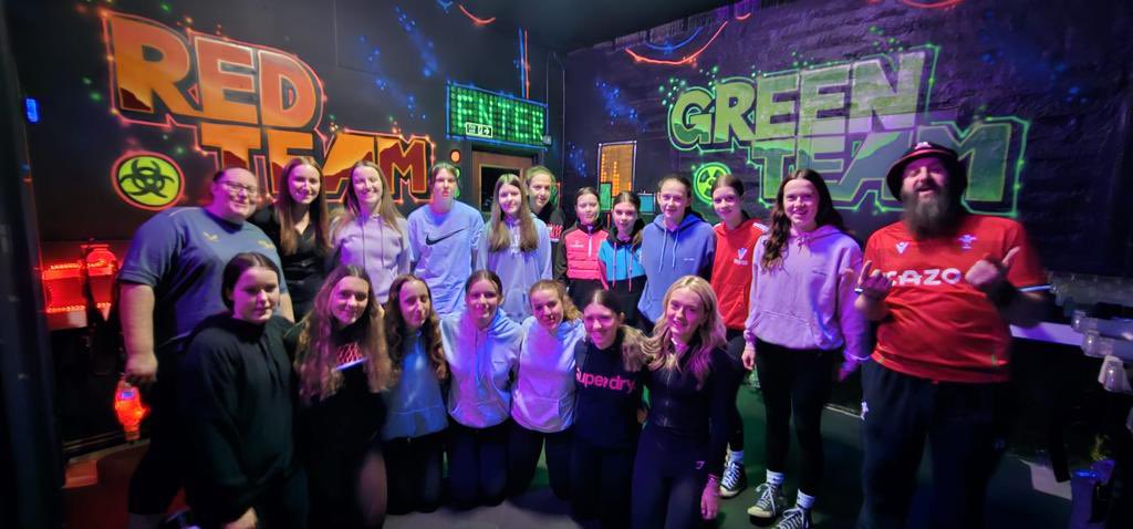 Mae ein tîm o ferched o dan 14 wedi cael amser arbennig yn LazerZone Caerfyrddin heddi!  

Our Under 14’s team have had an amazing time at LazerZone Carmarthen today!

#teambuilding #merchedmynyddmawr #rygbimerched #girlsrugby