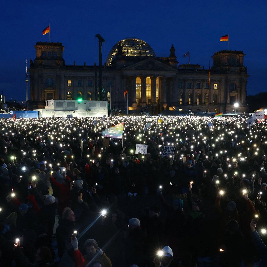 Es war sehr ermutigend heute mit 350.000 anderen Bürger:innen deutlich zu machen: Wir lassen die Nazis nie wieder an unserer Demokratie zündeln. #b2101 #WirSindMehr #NieWiederIstJetzt