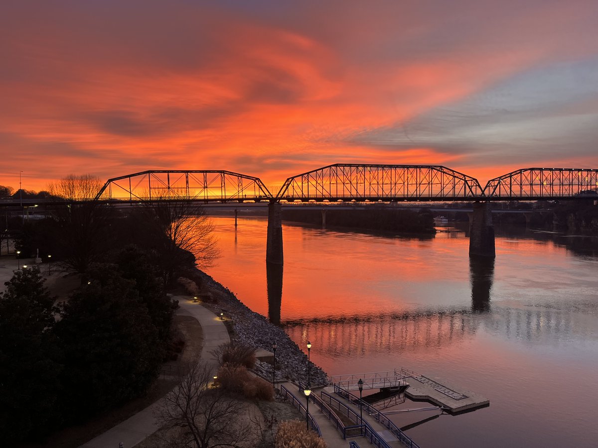 The greatest reward of being a morning person is watching the sunrise 😍 #nofilter 

📸: Tracey W

#visitchatt #chattanooga #tennessee #sunrise