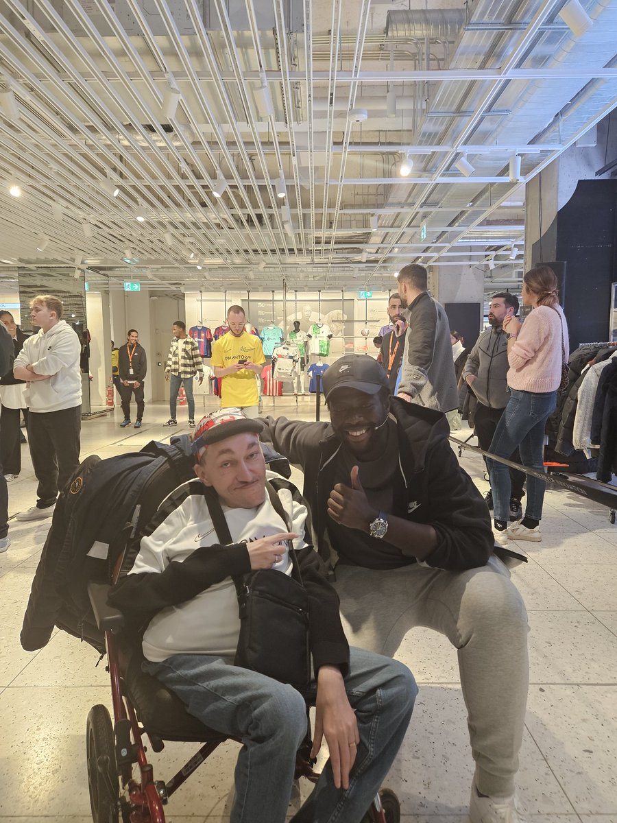 ENFIN pu rencontrer le brakouuu et ça fait plaisir !! 😃

Un kiff d'avoir pu discuter avec toi <a href="/brak2K/">Mahmoud Gassama</a>, à bientôt en Club Pro 😉 #FC24