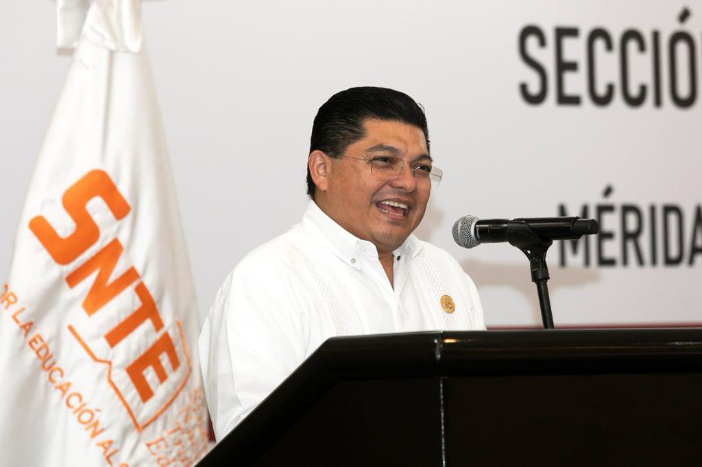 MtraLGarfias's tweet photo. #80AniversarioSNTE
#VamosPorElDespegueSalarial

En un encuentro con @SNTE33_Yucatan✅ y @snteseccion57✅ en #Mérida #Yucatán el Srio. Gral. del #SNTE 📚 Mtro. Alfonso Cepeda, pidió a los agremiados cerrar filas y privilegiar la defensa de la educación pública y del Sindicato https://t.co/l6PosxKBEH