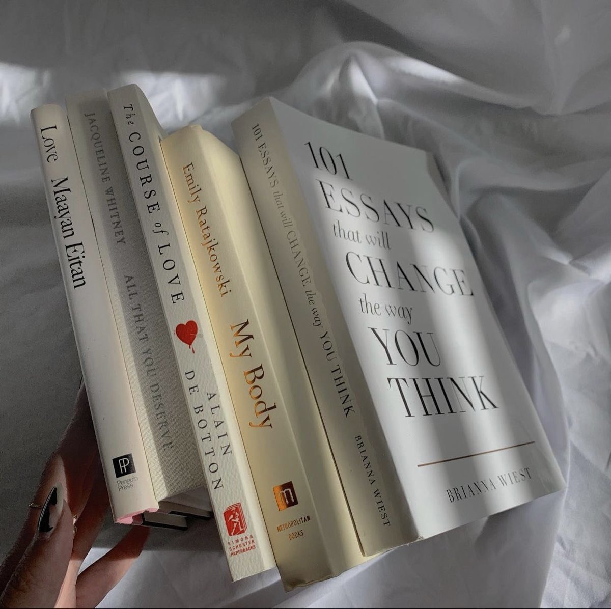 trizbloom's tweet photo. ✧ ࣪˖ livros lidos em 2024⊹ ࣪˖
      "𝘓𝘦𝘳 é 𝘷𝘪𝘷𝘦𝘳 𝘮𝘶𝘪𝘵𝘢𝘴 𝘷𝘪𝘥𝘢𝘴 𝘢𝘭é𝘮 𝘥𝘢 𝘴𝘶𝘢." https://t.co/LVwIXvPllD