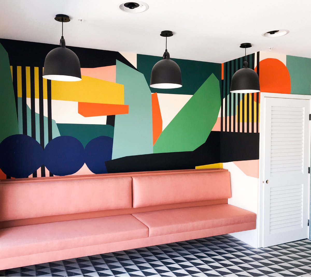 TB to this fun mural🔵🔵🔵!
Got me thinking – who's down to bring up some color in their living room?