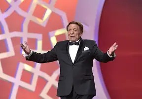 ezzmahmoud1's tweet photo. الفنان عادل إمام بعد ان قضي تقريبا سبعين عاما  في الفن لم يترك امراة في أفلامه إلا و قبلها وحضنها وقفش فيها ما يكفي فلم اتعلم البوس والتقفيش الحق إلا في افلامه ومن خلال أفلامه تعلم الشباب شرب الخمره وايضا شرب الحشيش فكان لواحده مدرسة فساد متكامله وطبعا معاه كثير من الممثلات الذين بكل براعة افسدوا كل ما حاولت المساجد وجامعة الازهر وكل الشيوخ جميعا من نشر تعاليم الاسلام ولكن هؤلاء الفسقة الشراشيح افسدوا القيم وغلفوها بغلاف من الكوميديا والنساء الجميلات والمزيكا ..
وكنت انا شاب في الستينات والسبعينات احد ضحايا هؤلاء الي ان تاب الله ��لينا وفين في اميركا وعندما يأذن الله بالهداية فهذا توفيق من الله . هذا ��لبني أدم أضاع أجيال وهدم بيوت وأفسد كثيرا من البنات والشباب ...فالآن بعد ان أطمئن أن الأمة قد فسدت تماما فلقد أدي مهمته فقرر الاعتزال.