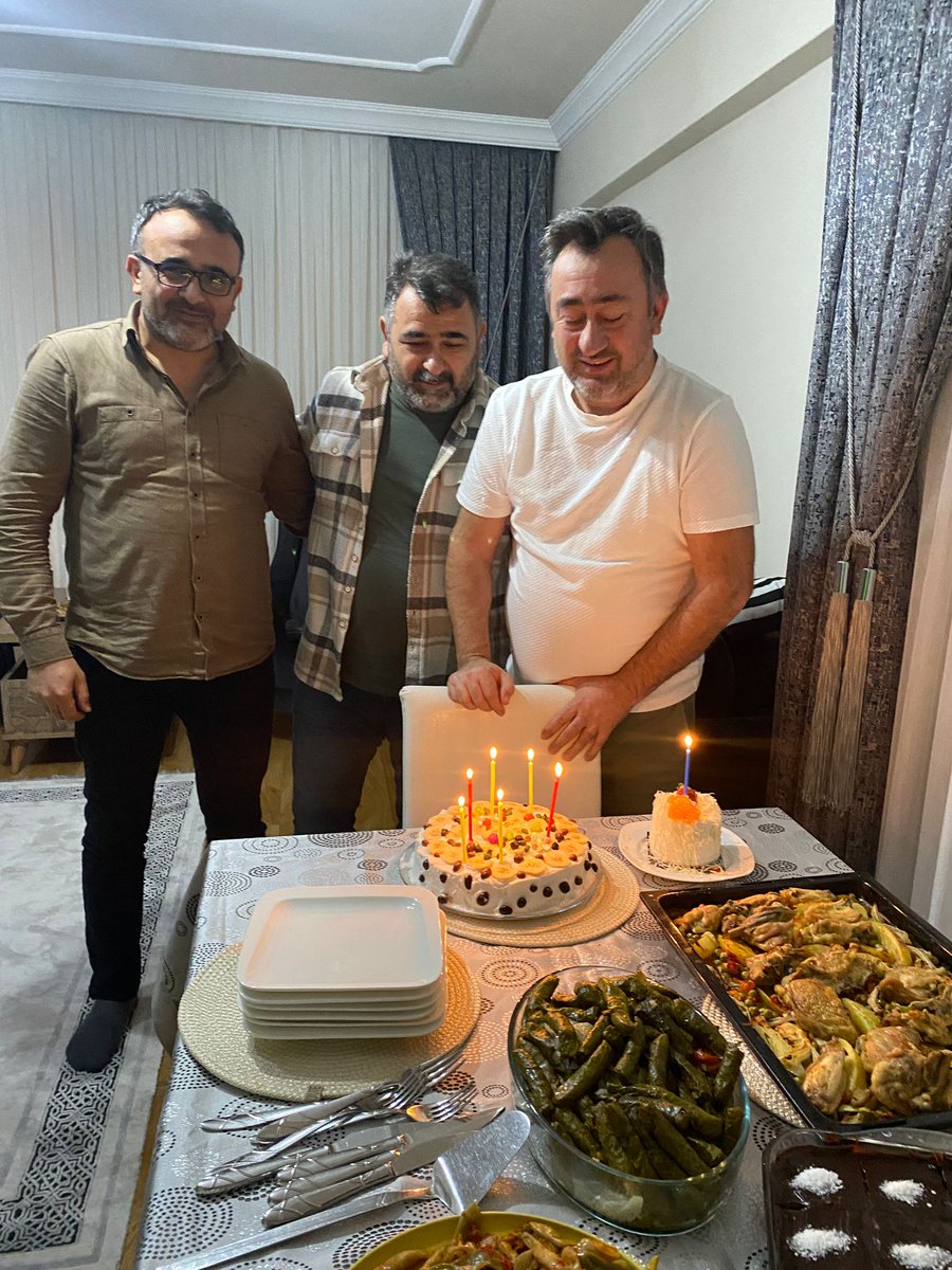 Yeni bir yaşım önce sağlık, sonra dilediğim tüm mutlulukları getirsin. Nice yıllara bana.