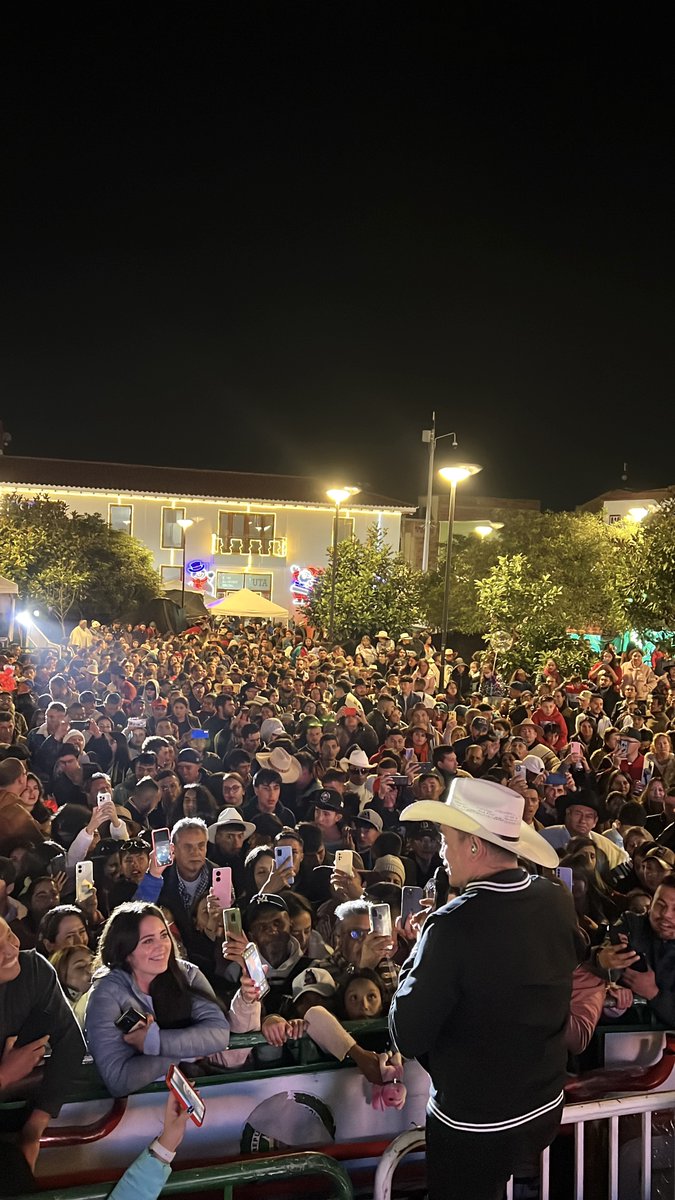 Jhonofre's tweet photo. TUTAAA Hermosa Noche La Que Vivimos Juntos…!!! En Nombre De Toda “La Revolución Del Joropo” Gracias, Gracias, Gracias..!!! Dios Los Bendiga Inmensamente ❤️🙏🏻 https://t.co/Swdj9G3qYE